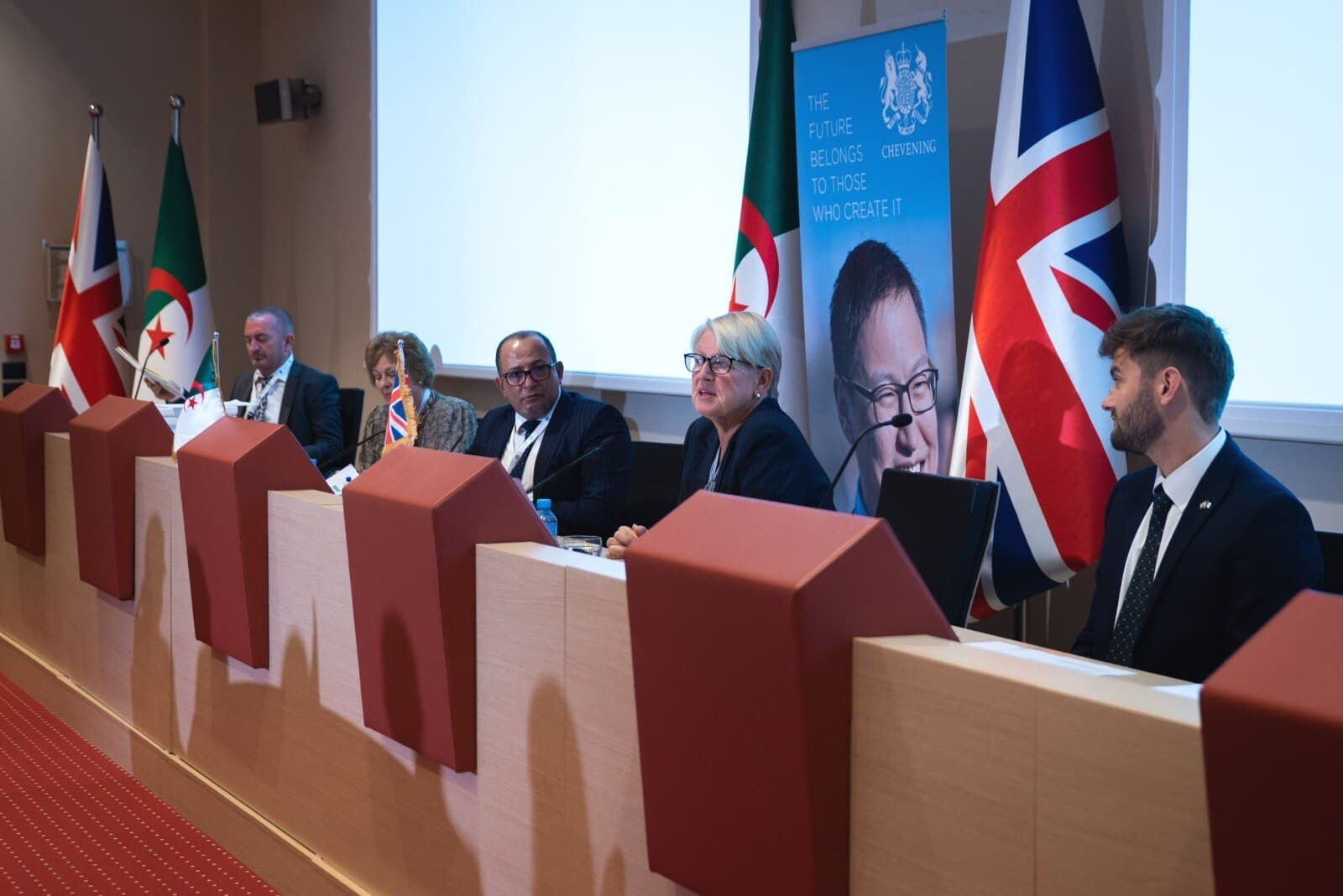 Rencontre institutionnelle entre des représentants algériens et britanniques autour du partenariat éducatif Pearson.